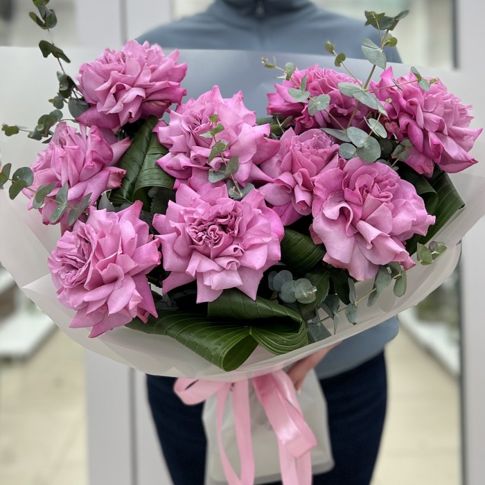 Букет из 9 пышных сиреневых роз Куинс Краун с зеленью